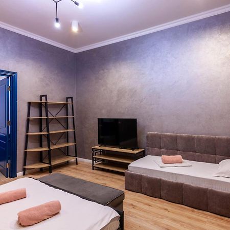 Three Bedrooms VIP Apartment on Kniazia Romana 12 Leopoli Esterno foto