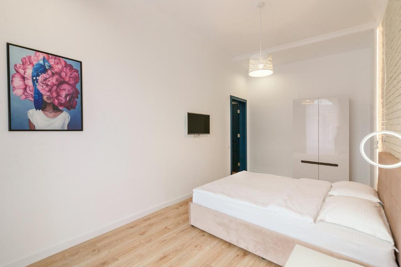 Three Bedrooms VIP Apartment on Kniazia Romana 12 Leopoli Esterno foto