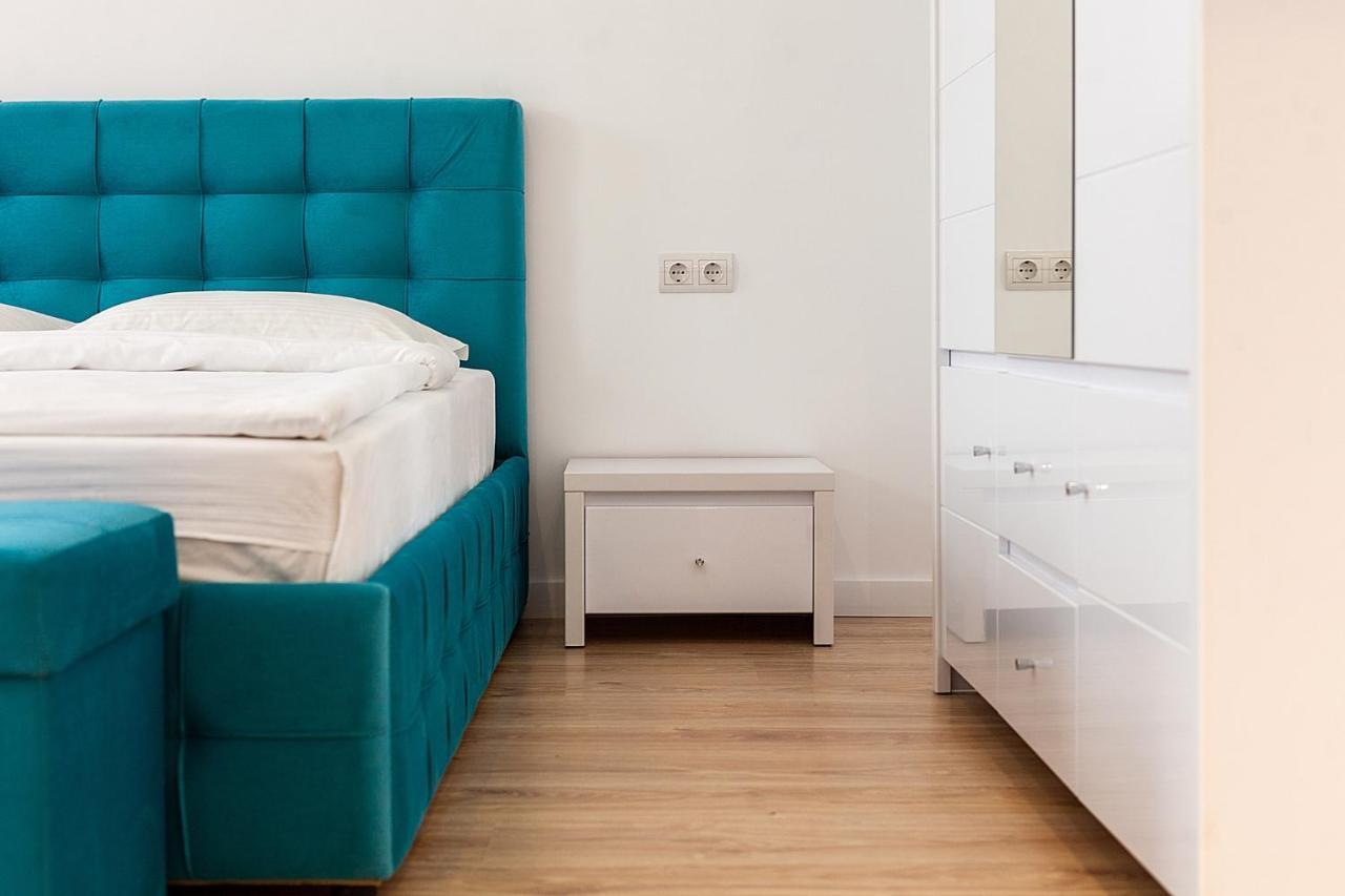 Three Bedrooms VIP Apartment on Kniazia Romana 12 Leopoli Esterno foto