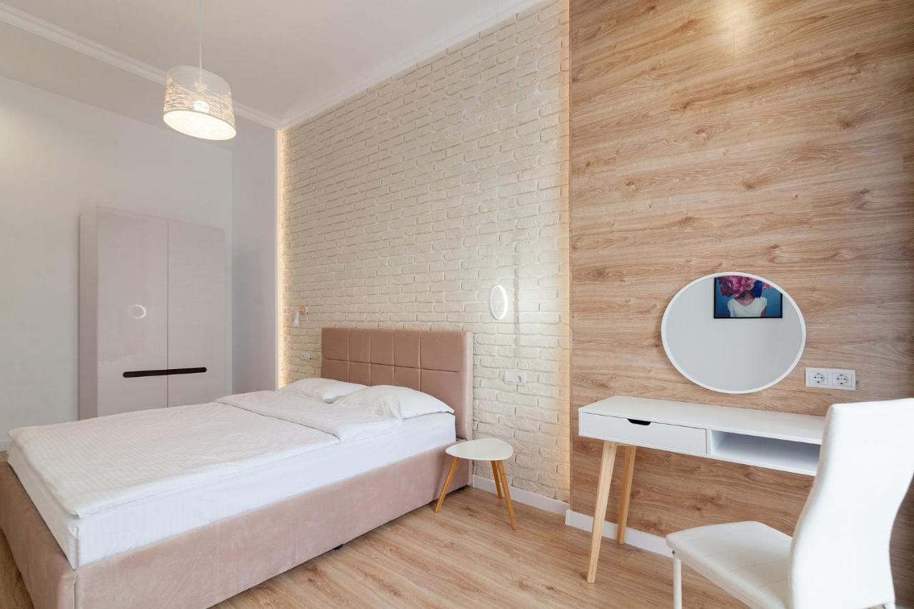 Three Bedrooms VIP Apartment on Kniazia Romana 12 Leopoli Esterno foto