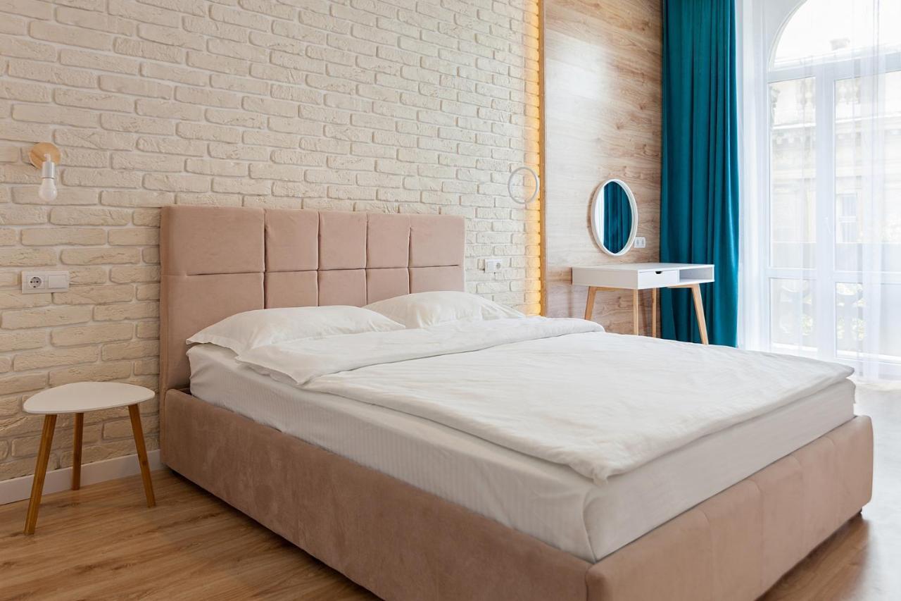 Three Bedrooms VIP Apartment on Kniazia Romana 12 Leopoli Esterno foto