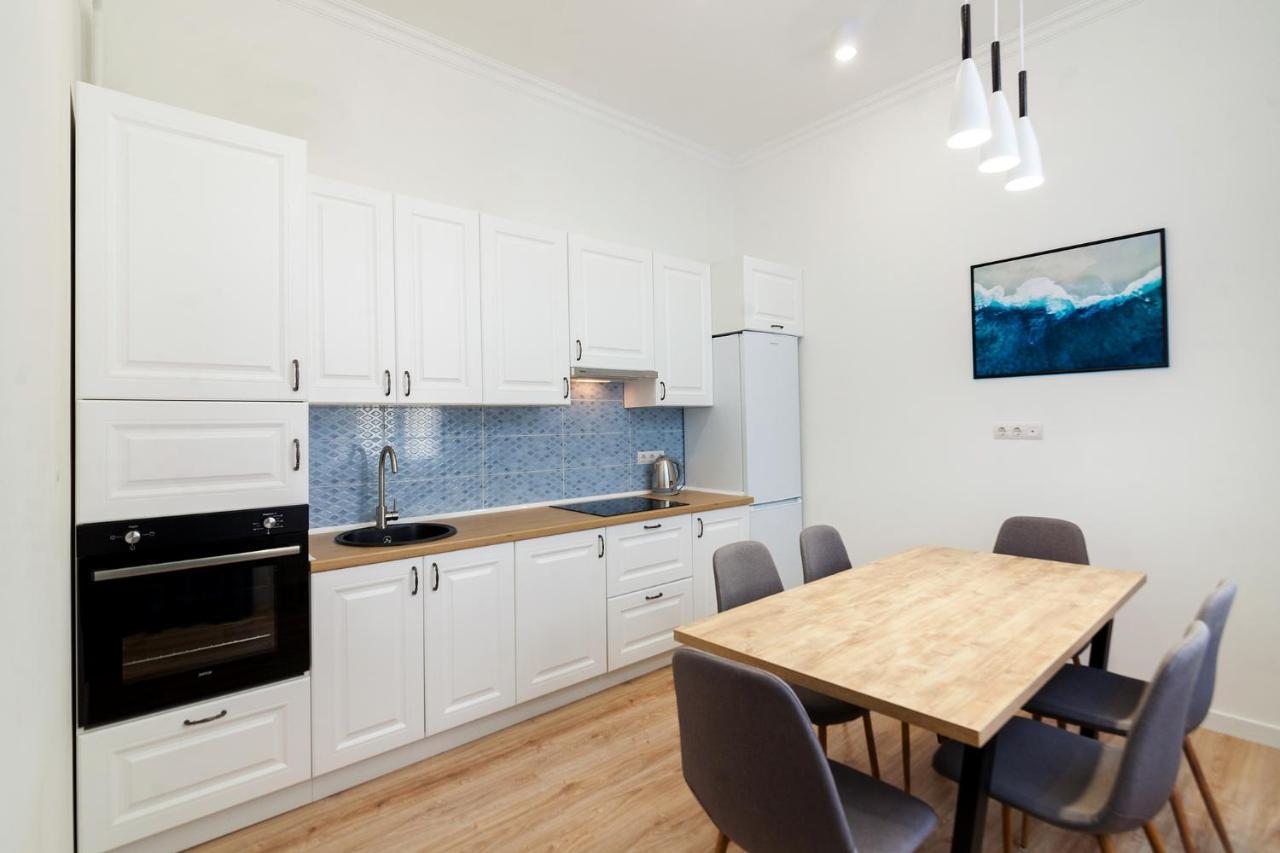 Three Bedrooms VIP Apartment on Kniazia Romana 12 Leopoli Esterno foto