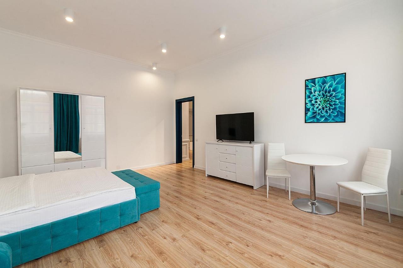 Three Bedrooms VIP Apartment on Kniazia Romana 12 Leopoli Esterno foto