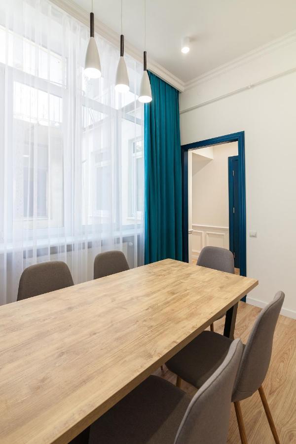 Three Bedrooms VIP Apartment on Kniazia Romana 12 Leopoli Esterno foto